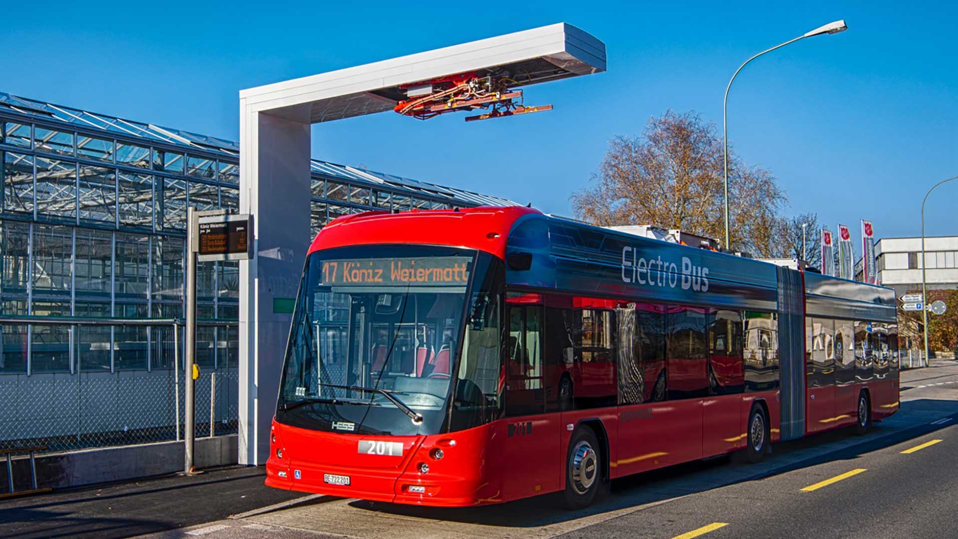 Un bus électrique à une station de recharge.