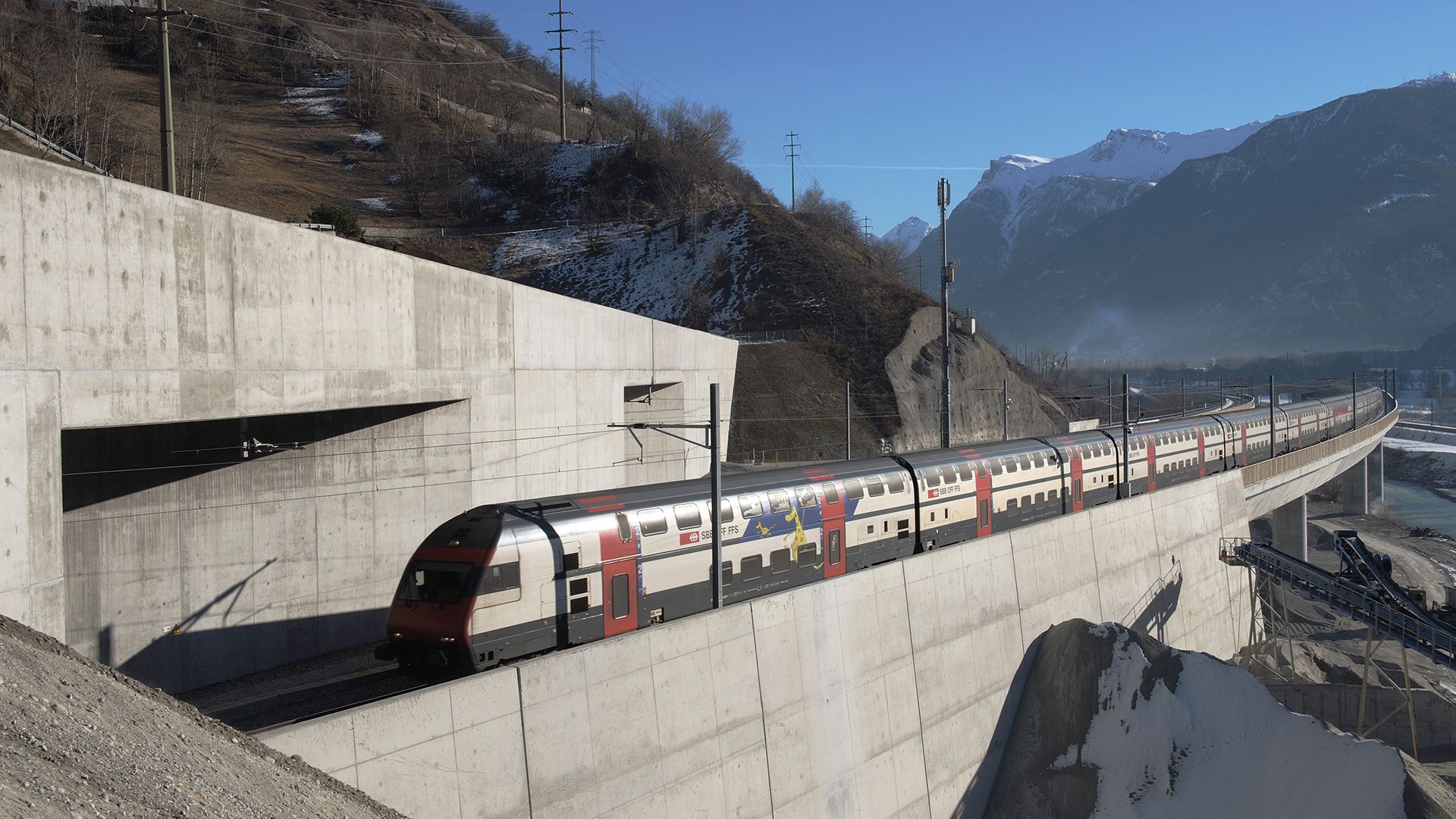 Un train des CFF entre dans le tunnel de base du Lötschberg.