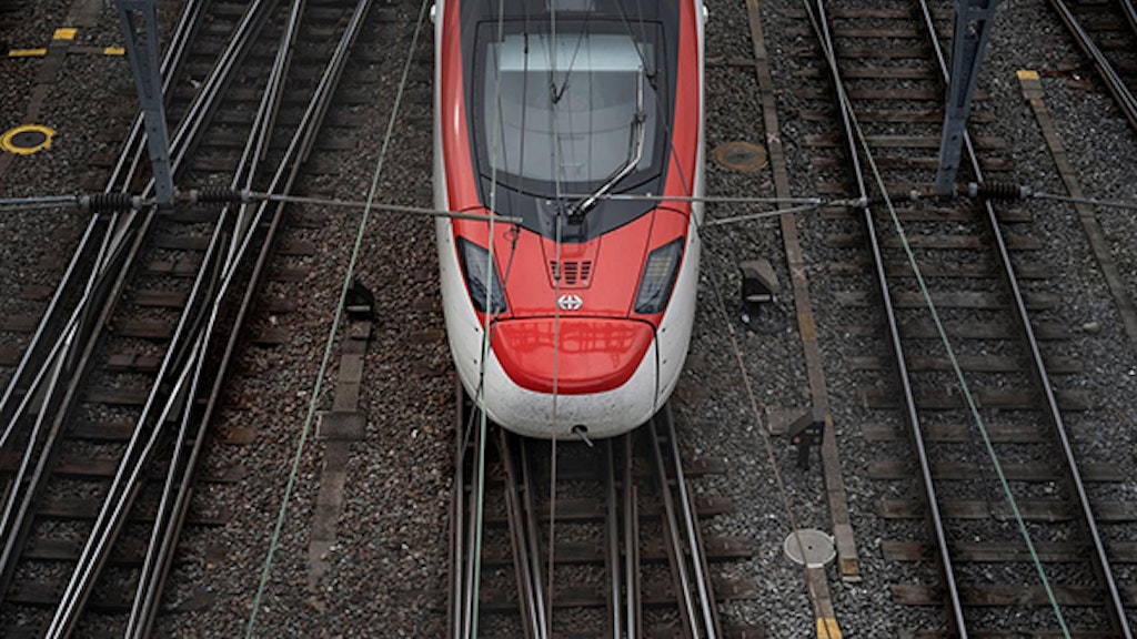 Trois voies et un train Giruno vu d'en haut