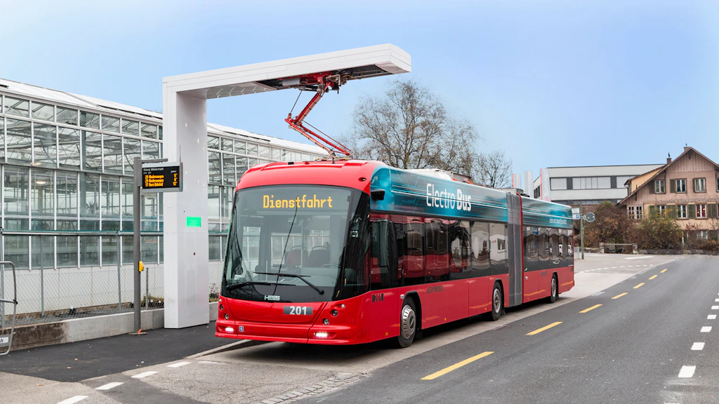 Bus électrique à une station de recharge.