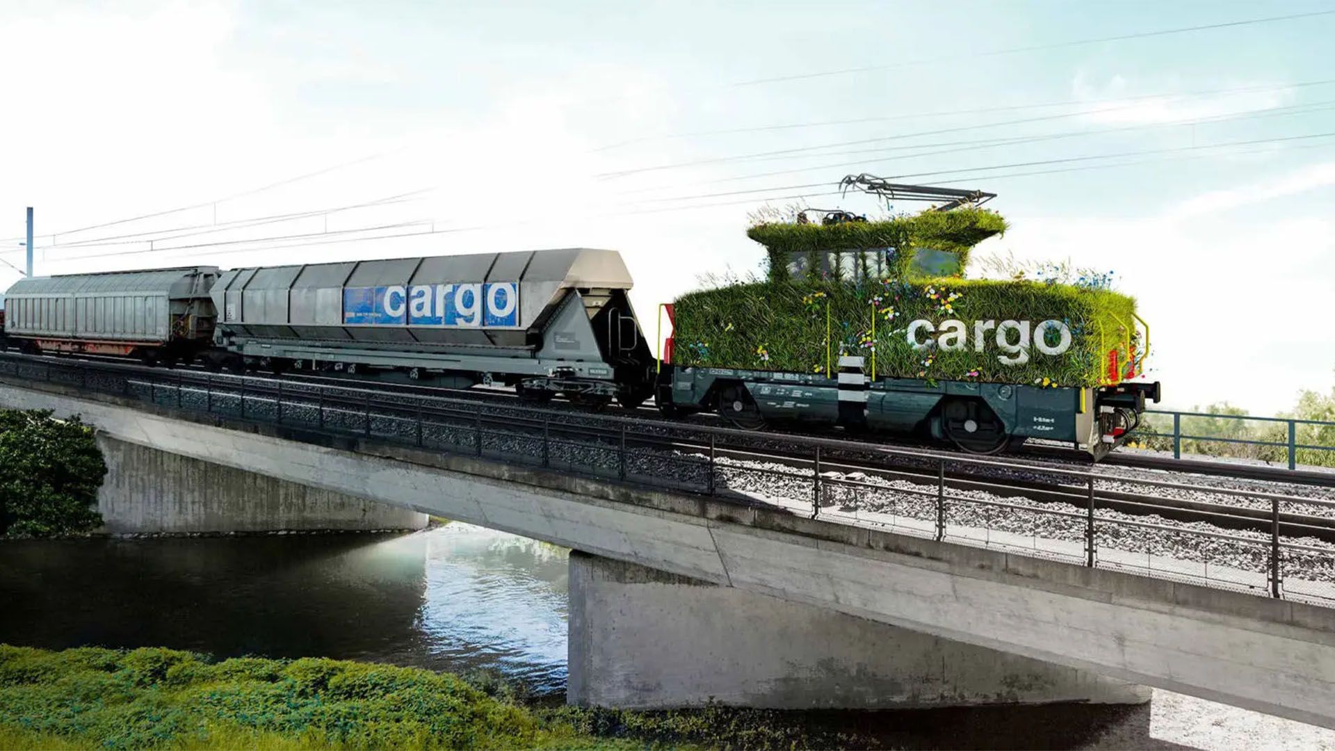 Une locomotive recouverte d’herbe et de fleurs et un wagon de marchandises.