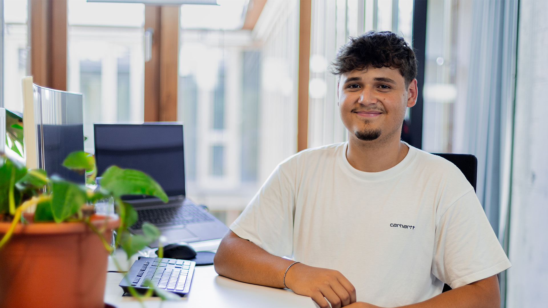 Un stagiaire académique est assis devant un ordinateur dans un bureau de l’OFT.