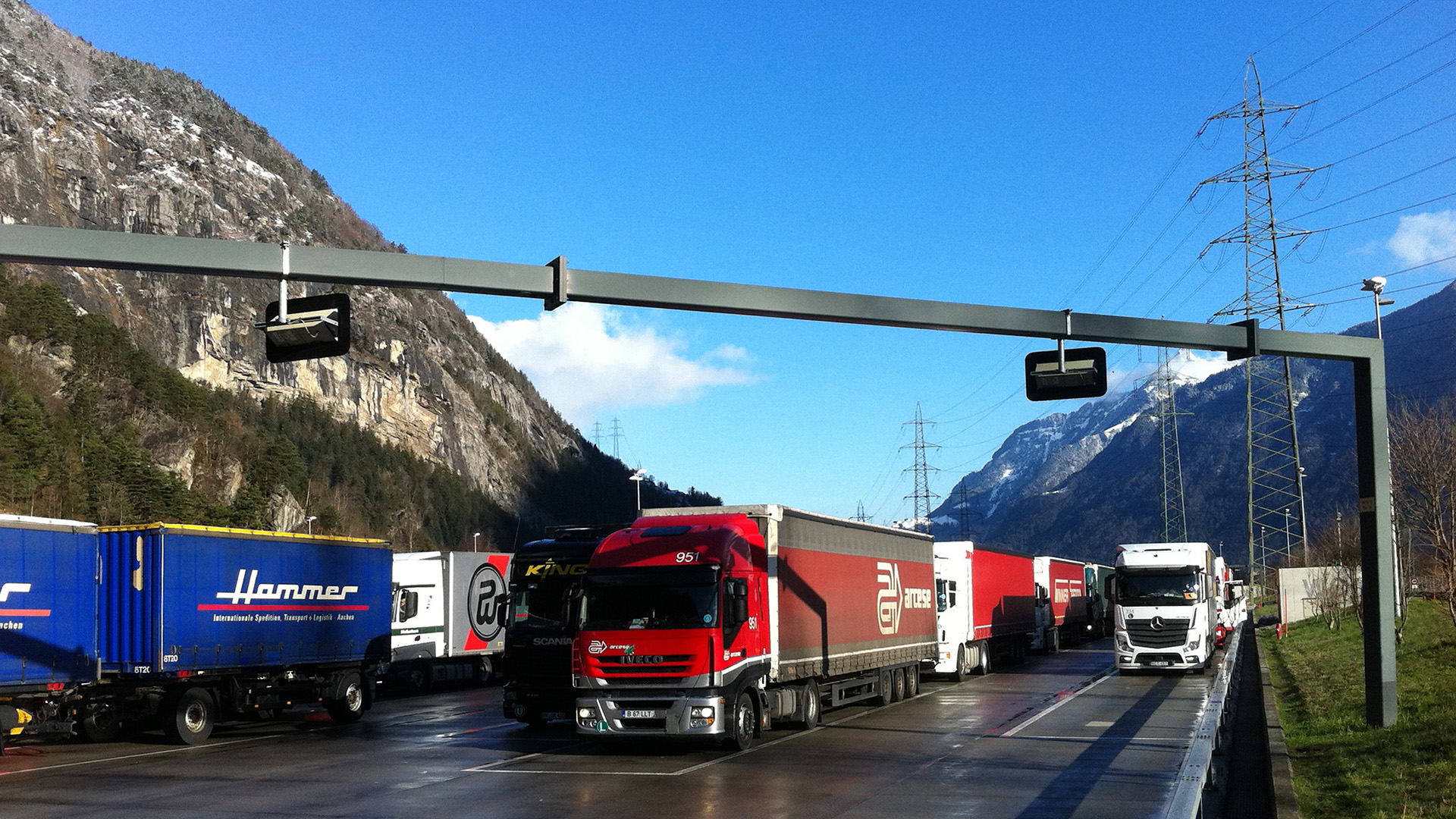 Autocarri provenienti da Paesi diversi in un punto di dosaggio.