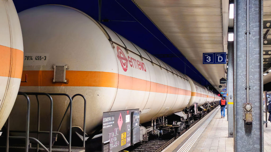Carri-cisterna con pannelli di merci pericolose