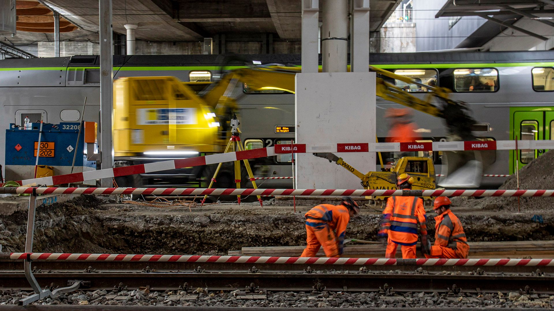 I muratori sono al lavoro per ampliare la stazione ferroviaria di Berna.