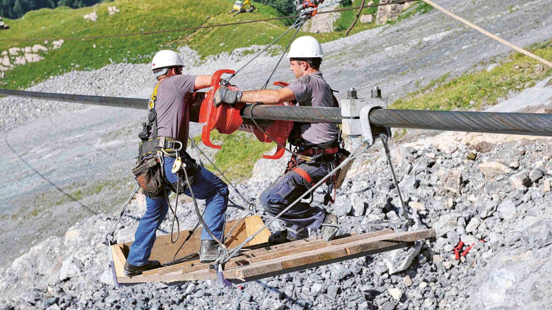 Due specialisti lavorano su una fune.