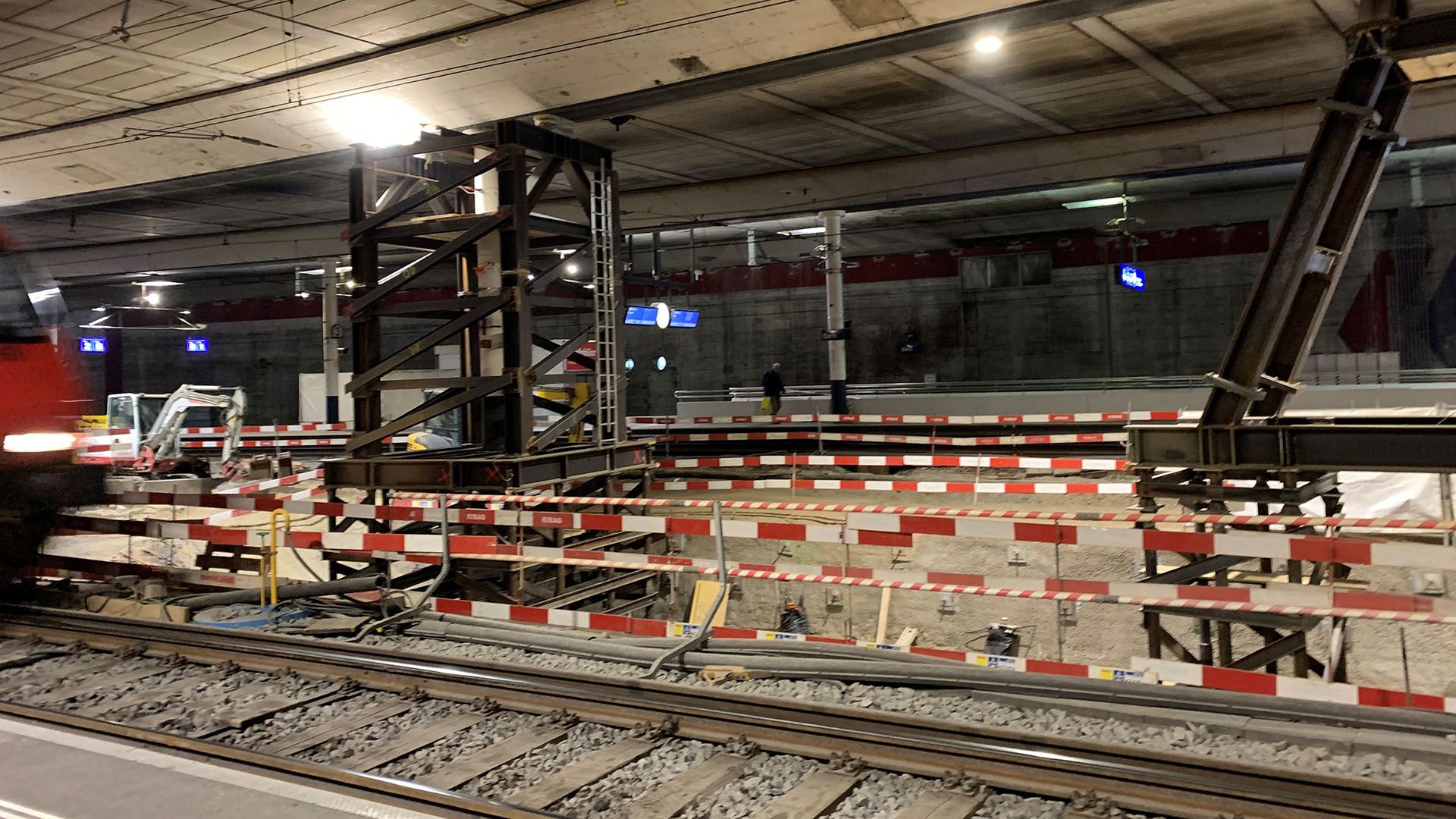 Lavori di ampliamento nella stazione di Berna con un treno in servizio