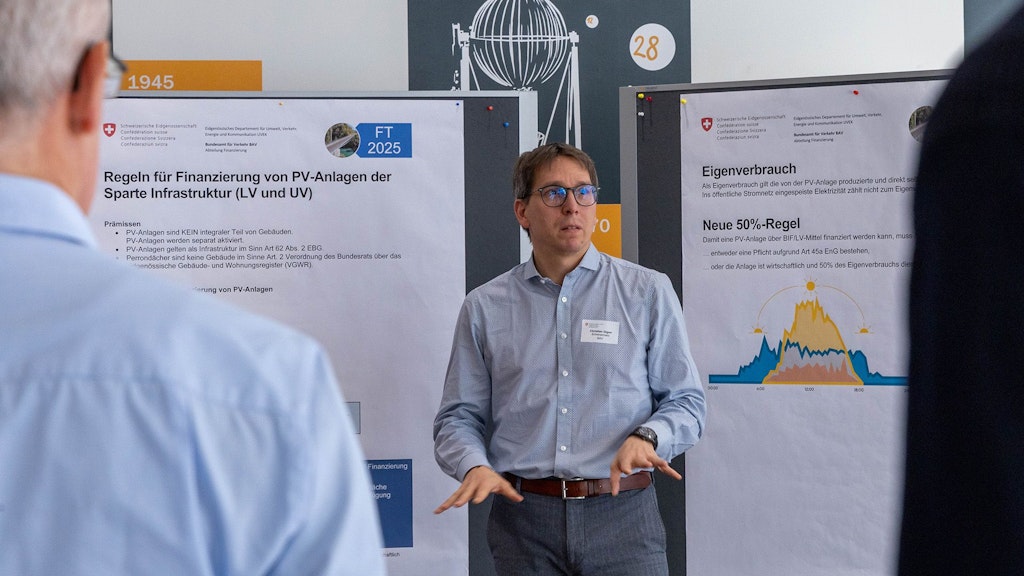 Un collaboratore dell'UFT illustra le condizioni quadro per il finanziamento degli impianti fotovoltaici.