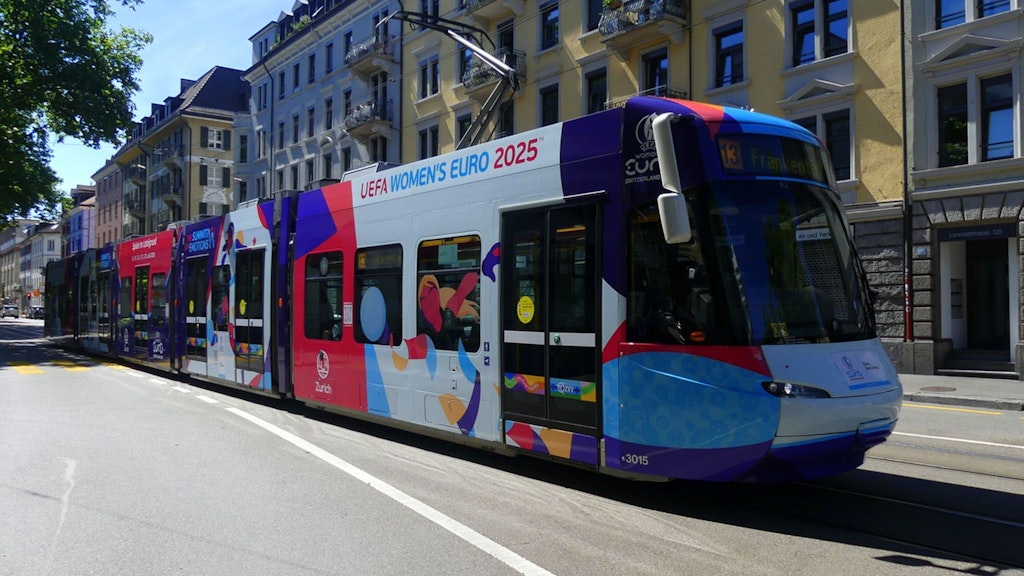 tram con i colori del Campionato europeo di calcio femminile 2025