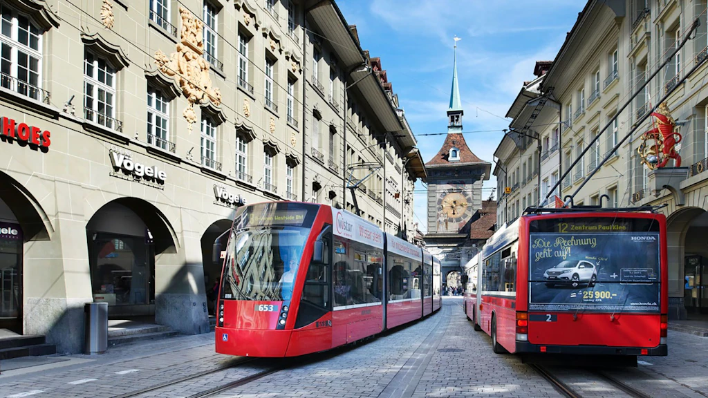 Un tram e un autobus Bernmobil si incrociano nel centro di Berna.