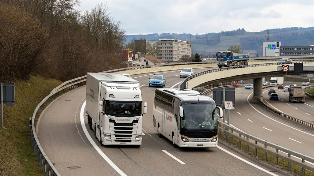 Autocarro et autobus in autostrada