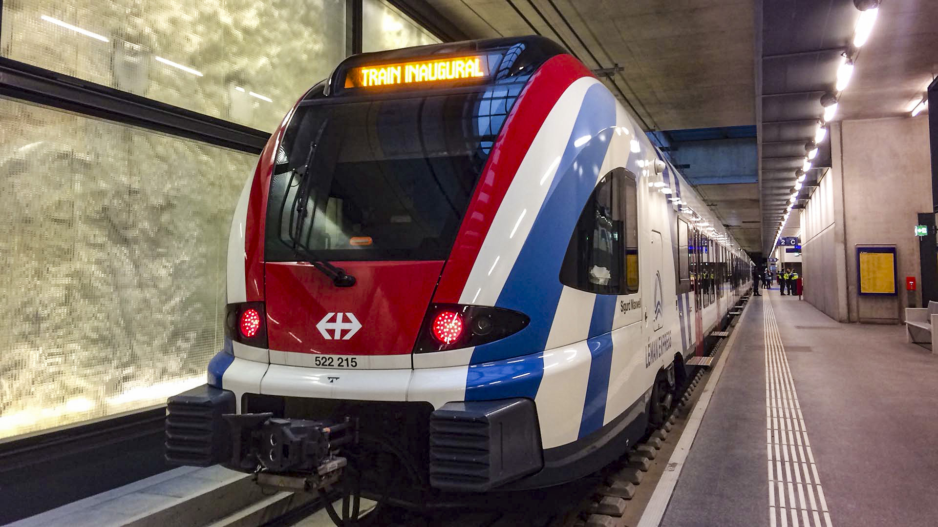 Un treno del Léman Express si ferma in una stazione.