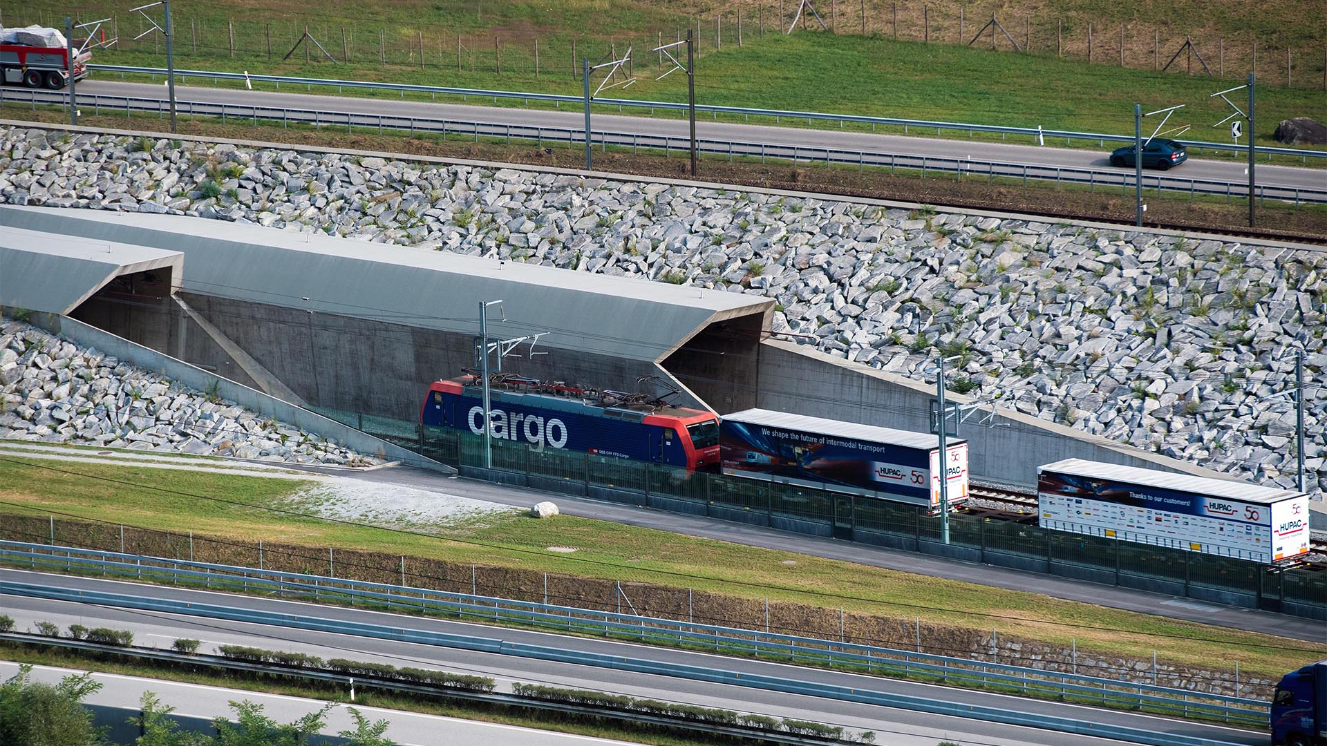 Treno merci e la galleria di base del San Gottardo