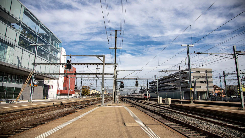 Il marciapiede 3 senza persone nella stazione di Aarau. Numerose linee di contatto.
