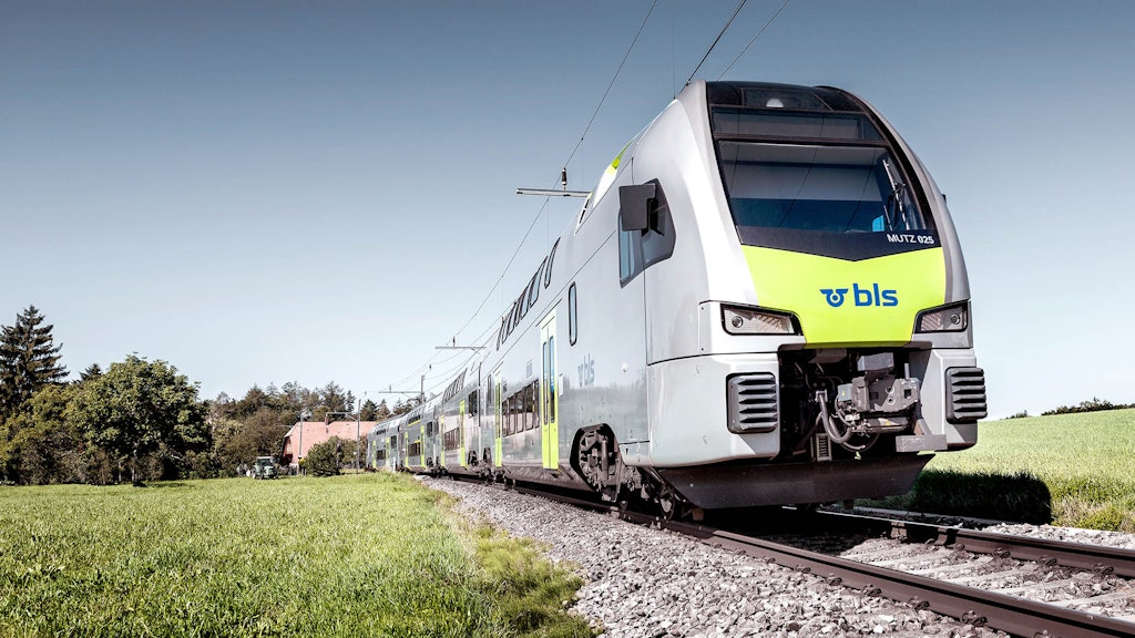 BLS treno a due piani Mutz RABe 515 di tipo KISS dell'impresa Stadler Rail