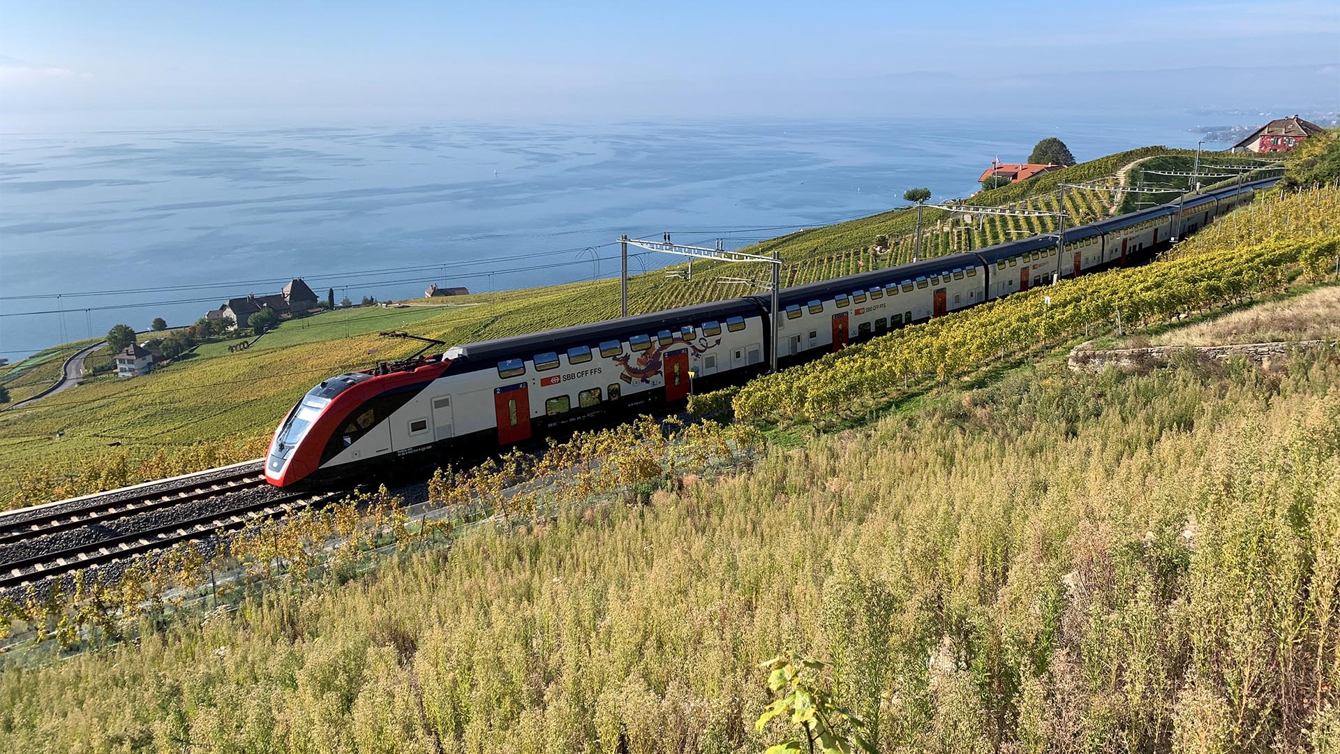 Treno Intercity lungo un lago.