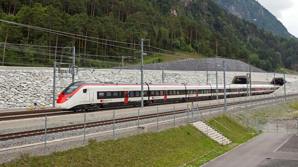 Un treno passeggeri delle FFS lascia la Galleria di Base del San Gottardo al portale sud.
