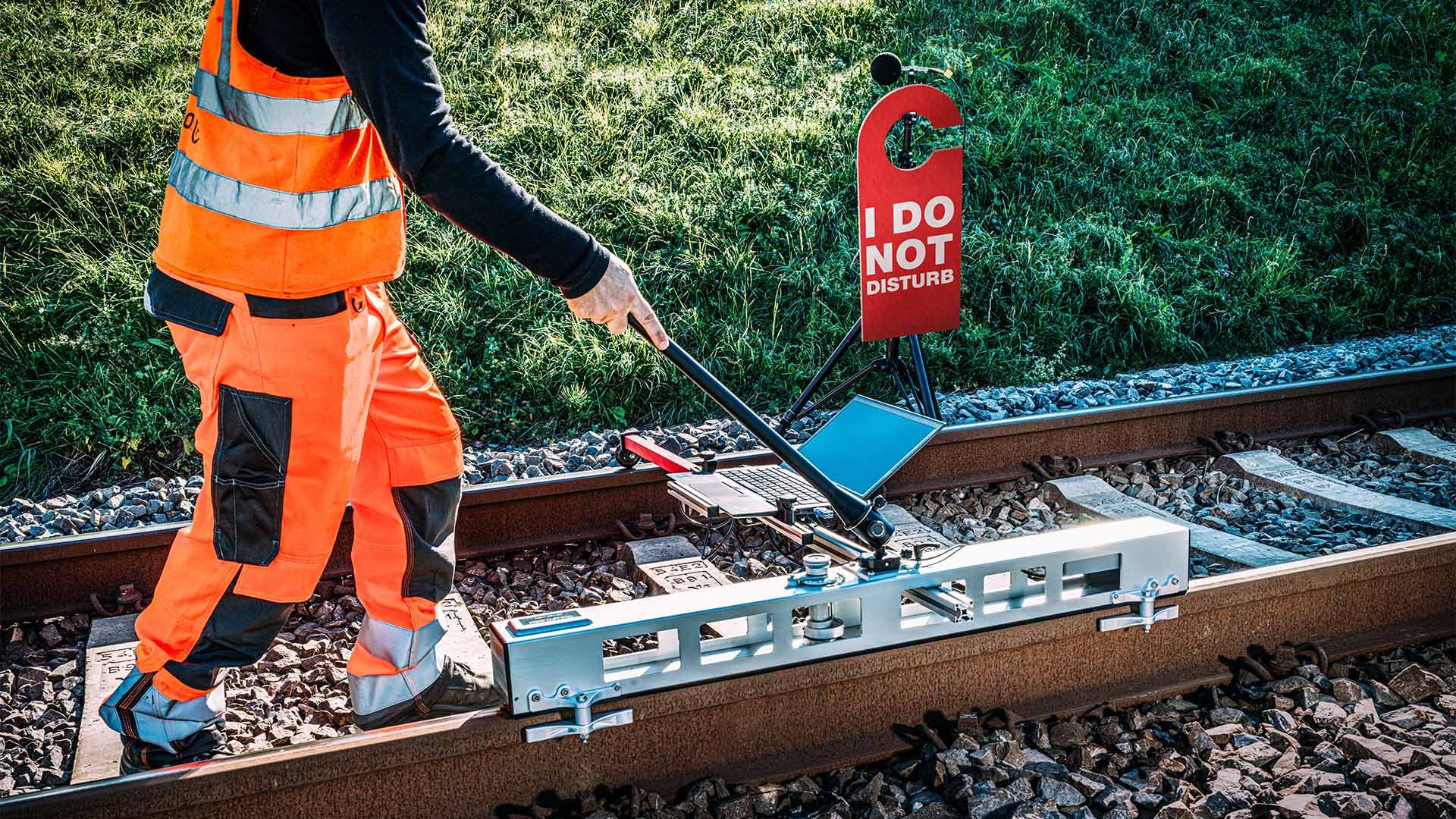 Bahnarbeiter bei der Gleisüberprüfung.